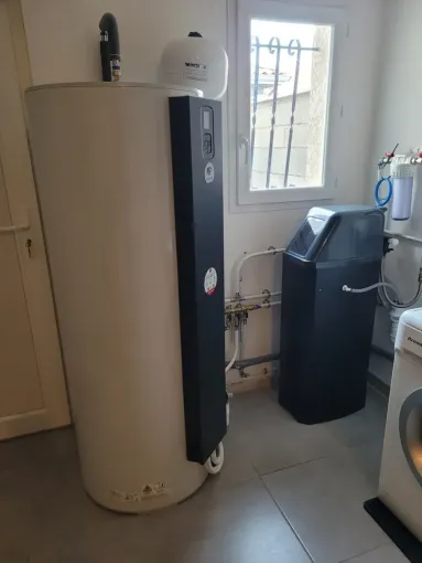 Installation d'un chauffe-eau thermodynamique et d'un adoucisseur d'eau au sel, Ollioules, VESTA ENR